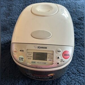 Zojirushi Rice Cooker with Silver and White Finish